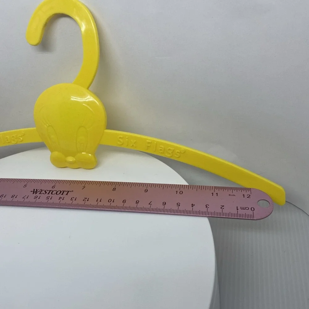 Tweety Bird Hanger Six Flags Magic Mountain Souvenir Warner Brothers 1998Plastic